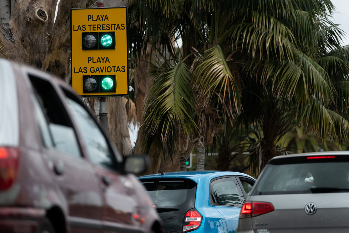 El semáforo que indica la afluencia de usuarios en Las Teresitas y Las Gaviotas se puso rojo durante algunos minutos en la pasada jornada. FOTO: Fran Pallero