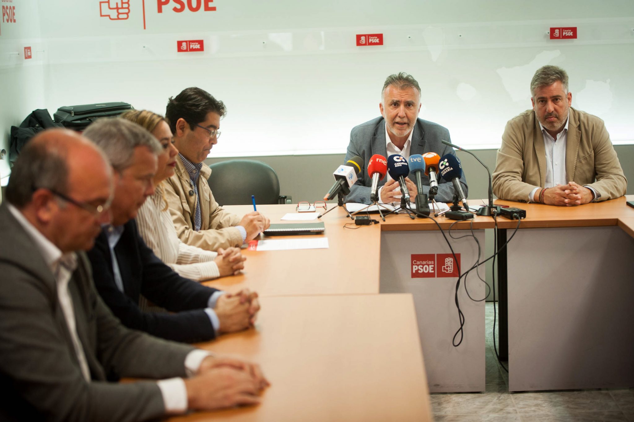 Reunión de la ejecutiva regional del PSOE con los secretarios generales de cada isla. / FRAN PALLERO 
