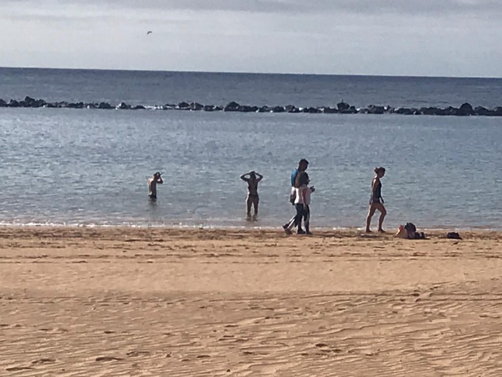 Personas tomando un baño en la playa de Las Teresitas. DA