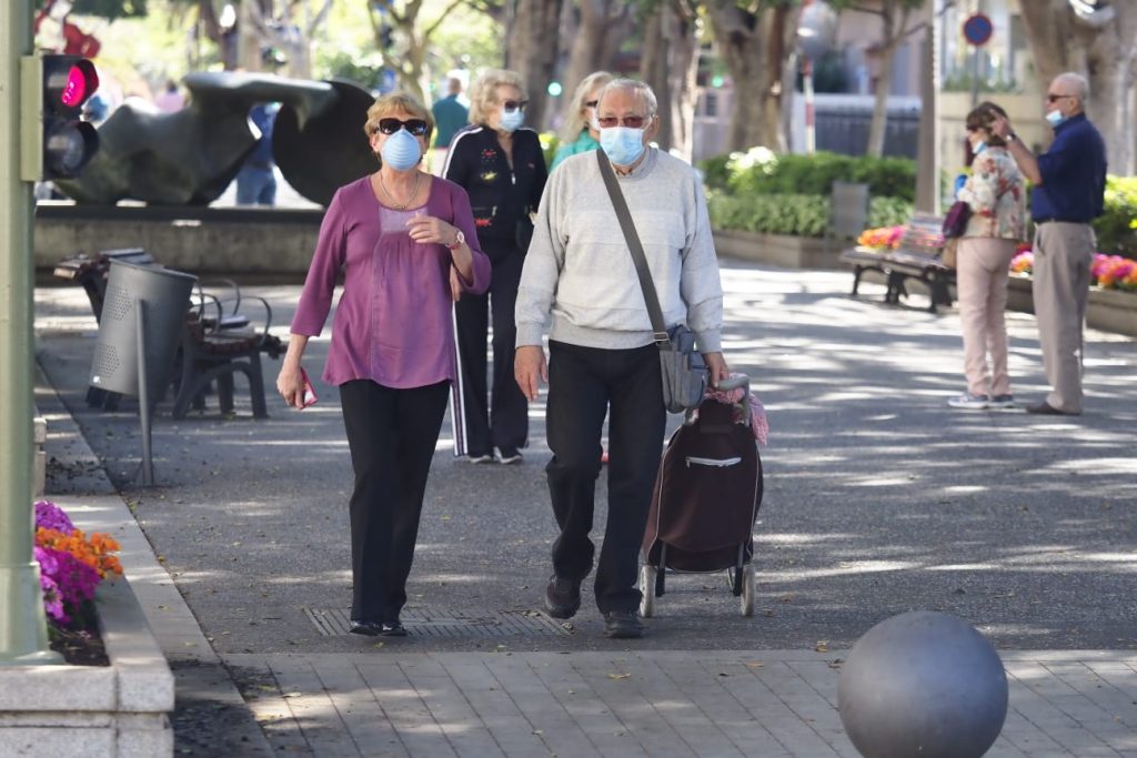 Los mayores disfrutan de su turno para salir a pasear por Santa Cruz. Sergio Méndez