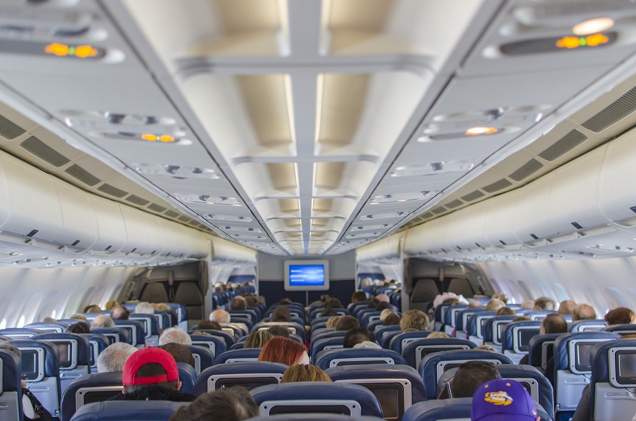 Interior de un avión de pasajeros PIXABAY