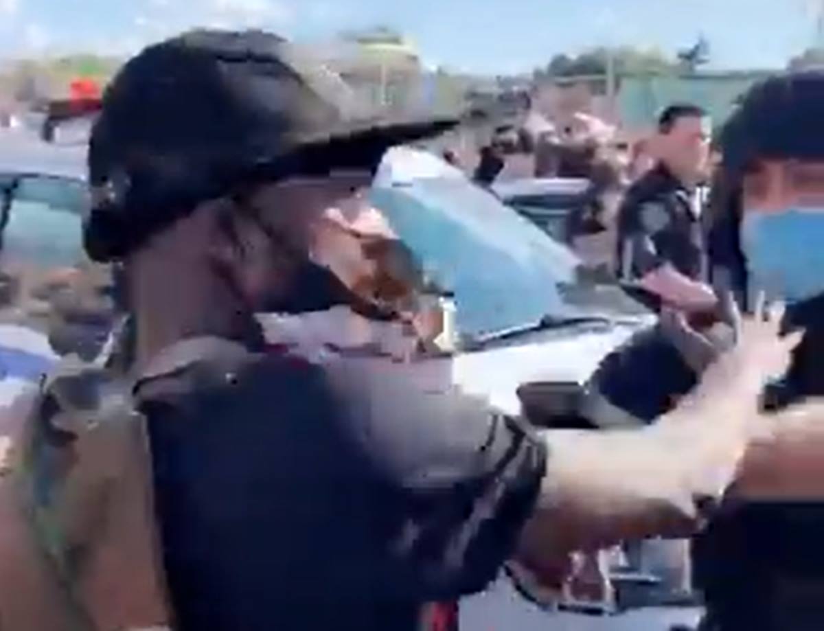Un agente quita la mascarilla a un manifestante y le ataca con gas pimienta. Twitter (@AJRupchandani)