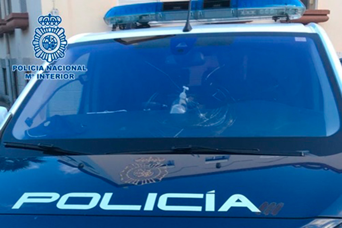 Detenido en Santa Cruz de Tenerife por arrojar dos botes de cristal a un coche de la Policía Nacional