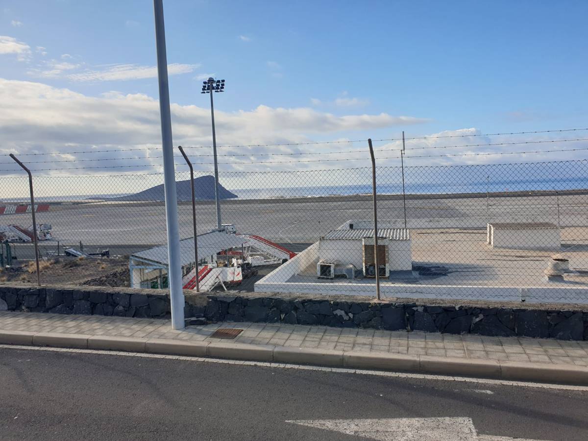 Pistas vacías del Aeropuerto Tenerife Sur; en el recuadro, Víctor Ramos, presidente de la Asociación de Taxis de Granadilla. DA