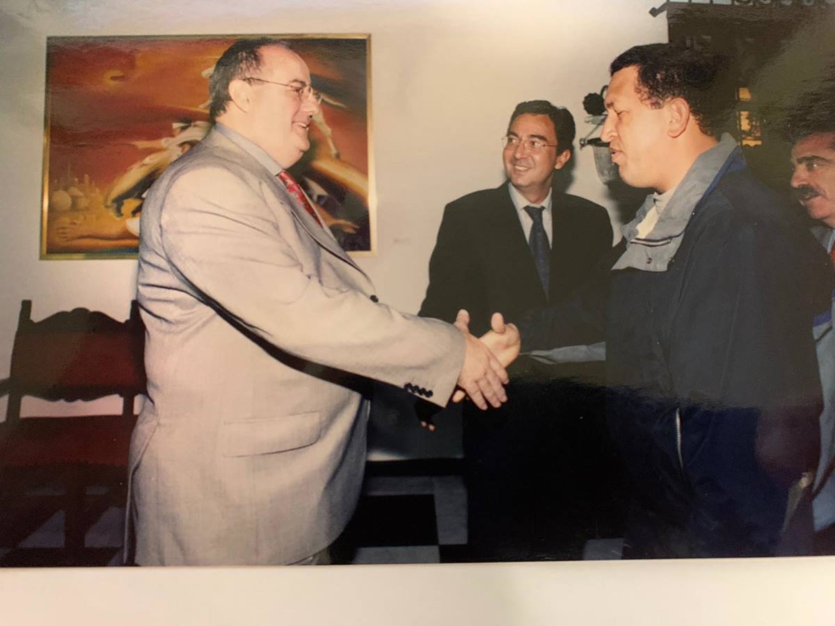 Andrés Chaves con el presidente Hugo Chávez, en caracas. DA