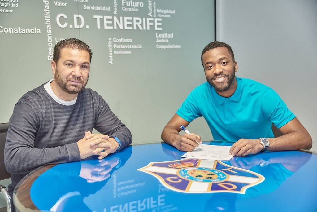 Juan Carlos Cordero y Shaq Moore en el momento de la firma de ampliación de su contrato. CD Tenerife