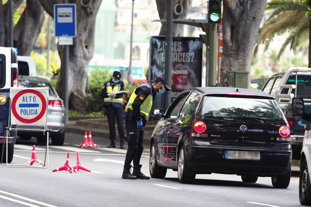 Control policial en una vía pública de Tenerife durante el actual estado de alarma. Fran Pallero