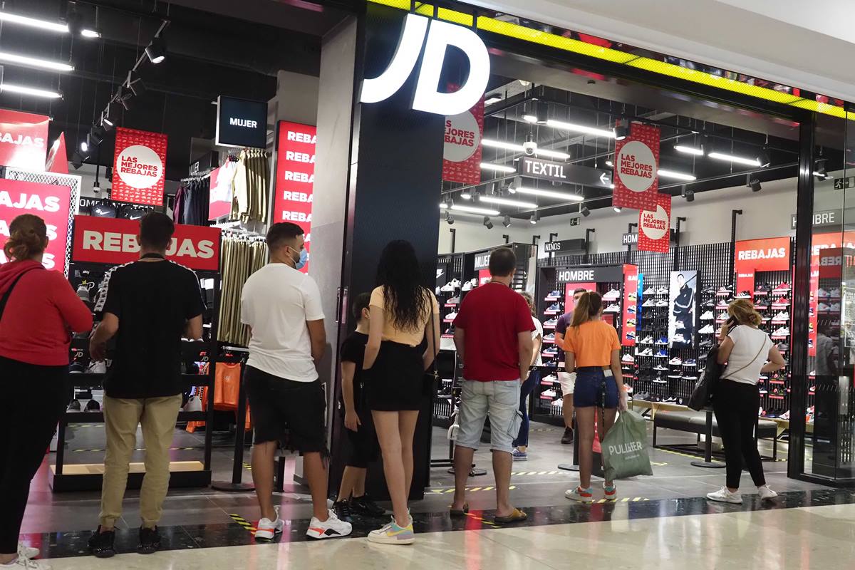 La afluencia de público ayer en los centros comerciales de la capital chicharrera fue tranquila y sin aglomeraciones. Sergio Méndez