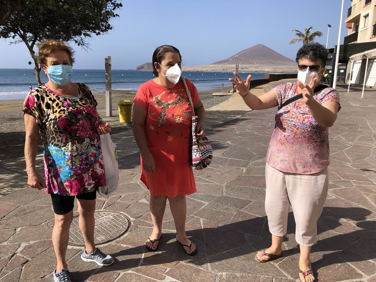 Eufemia, María Esther y Luisa, las primeras bañistas en zambullirse en las aguas de El Médano el día en que Canarias estrenaba la fase 2. J.C.M.