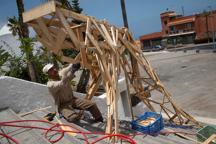 Luigi Stinga comenzó el lunes a construir su pavo real gigante que prevé terminar mañana a última hora. Fran Pallero