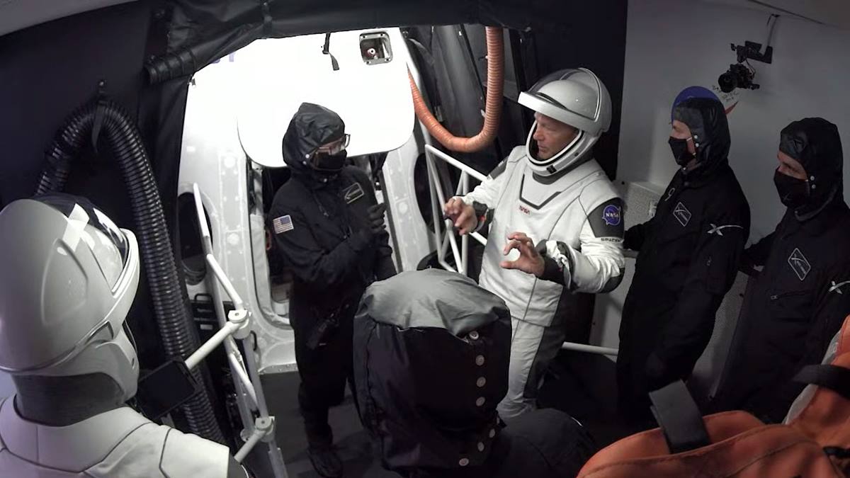 Captura del streaming de SpaceX del momento en que los astronautas abandonan la Crew Dragon tras finalizar el procedimiento de aborto de la misión. SpaceX