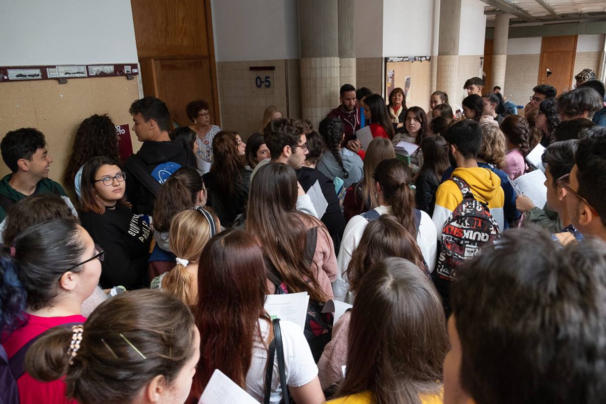 Las imágenes de los alumnos agolpados esperando entrar en las aulas no se podrán ver este año en la EBAU de la Universidad de La Laguna. Fran Pallero