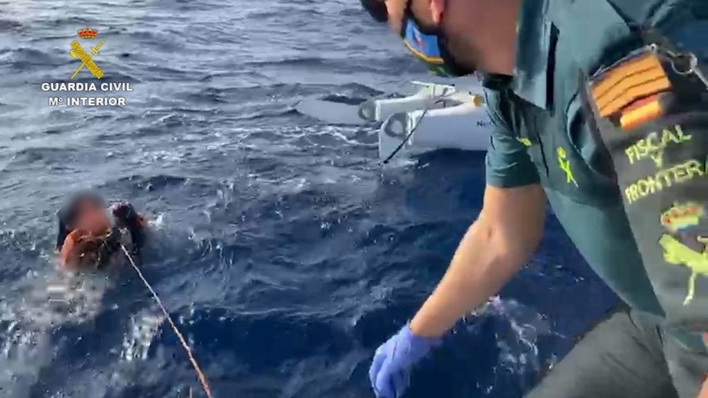 Rescatado tras caer de un catamarán a dos millas de Tenerife