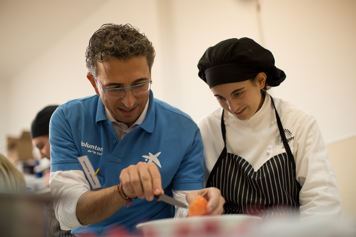 Sal y pimienta: Voluntarios de 'la Caixa' imparten clases de cocina a jóvenes tutelados. DA