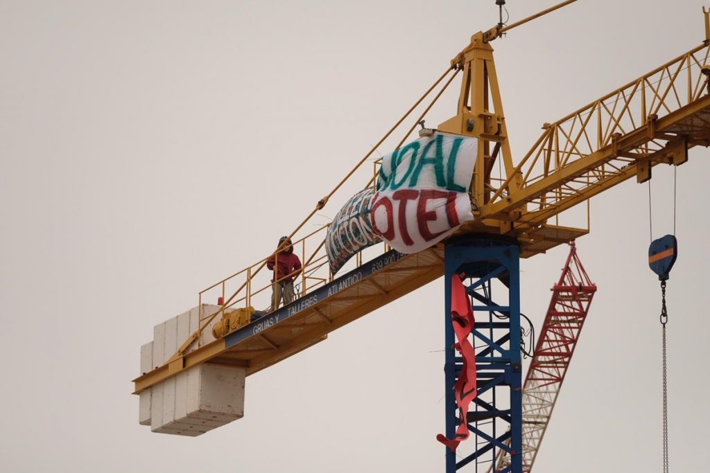 Activistas-escalan-a-las-grúas-de-La-Tejita-para-exigir-la-paralización-de-las-obras-del-hotel