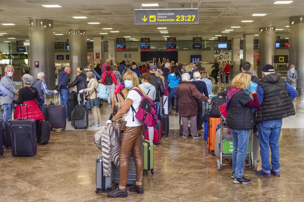 Un grupo de turistas hacen cola para facturar en el Aeropuerto Tenerife Sur. Sergio Méndez