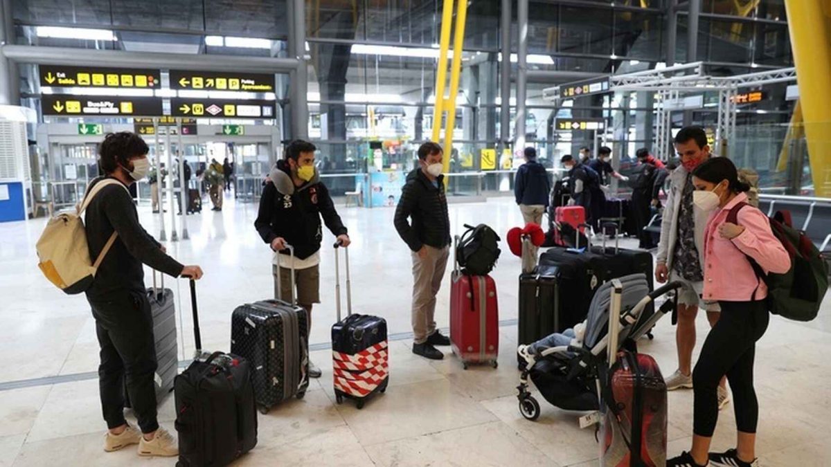 Turistas en el aeropuerto de Barajas, en Madrid.