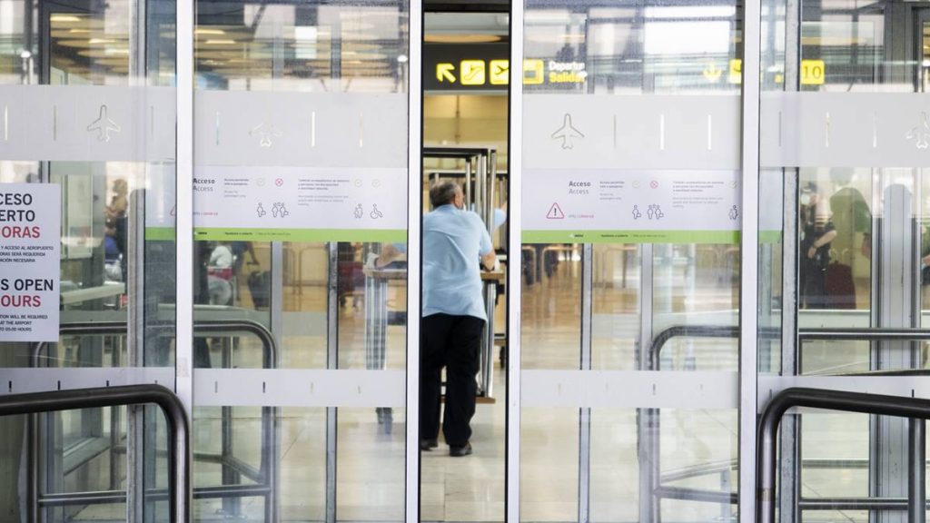 El Aeropuerto de Madrid-Barajas está llevando a cabo un triple control a los viajeros. Beatriz Donlo EL ESPAÑOL