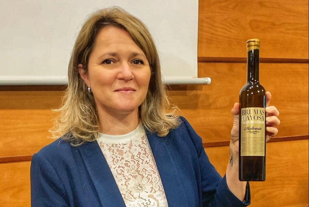 La consejera de Agricultura,Ganadería y Pesca del Gobierno de Canarias, Alicia Vanoostende, con el vino ganador de 'Agrocanarias'