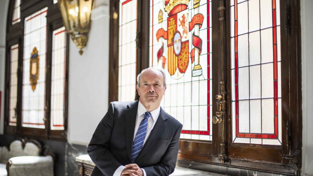 El responsable de Justicia, Juan Carlos Campo, en una de las galerías del Ministerio./ Jorge Barreno