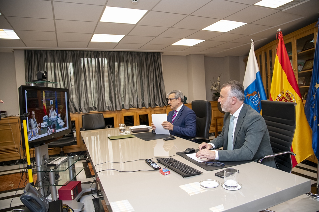 Ángel Víctor Torres y Román Rodríguez, durante la reunión del 13 de mayo con la ministra de Hacienda, María Jesús Montero. / DA 
