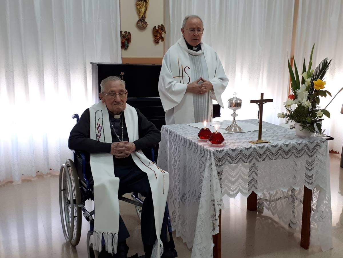 Don Damián, en imágenes recientes en la residencia de mayores Padre Saturnino López Novoa, en Huesca. DA