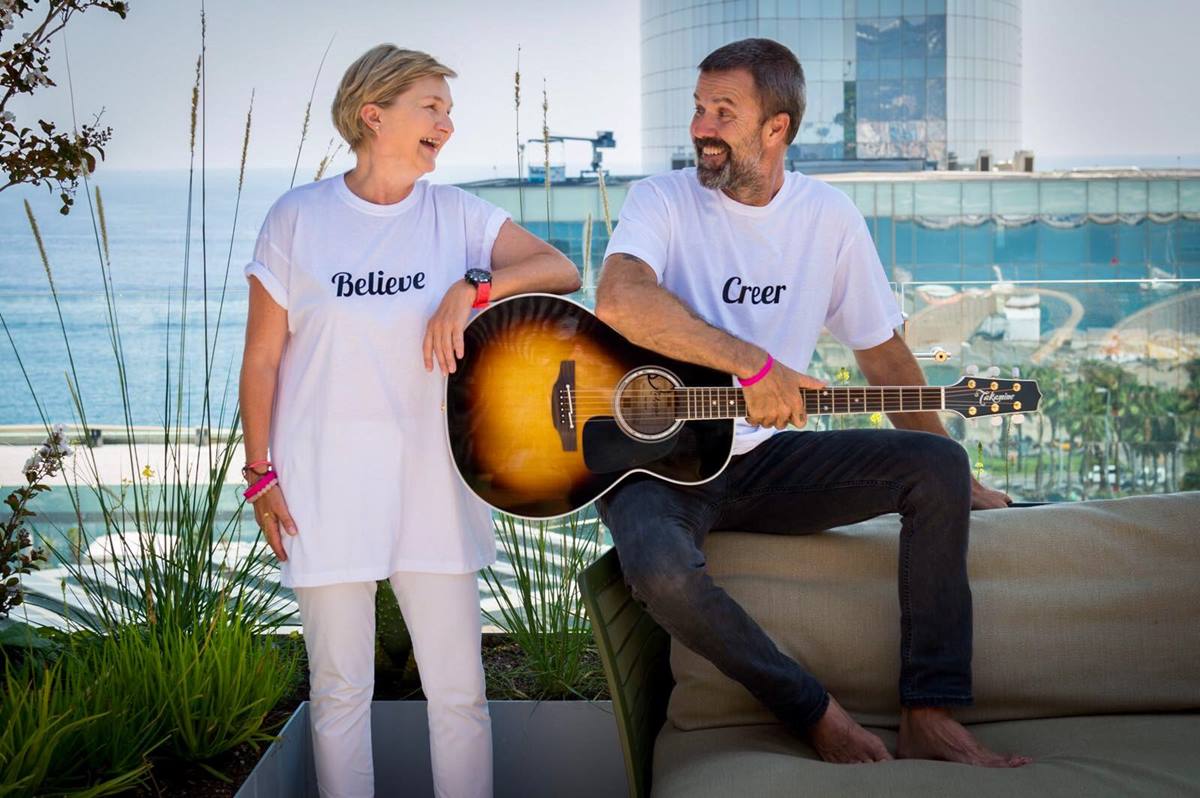 Pau Donés y Brigitte Gypen frente a la playa de la Barceloneta. DA