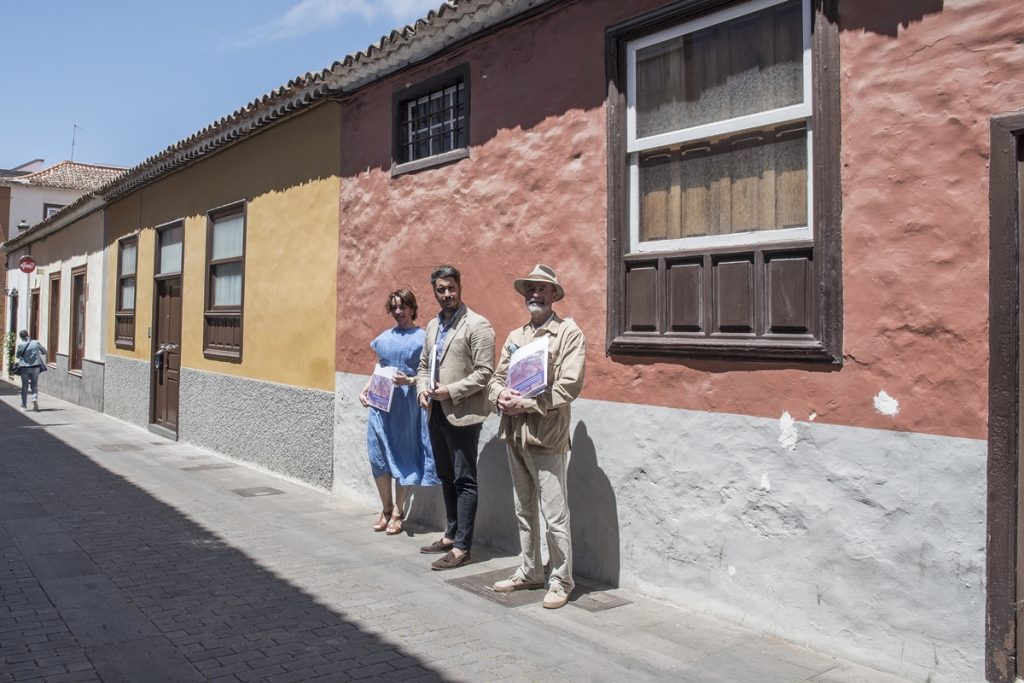 Santiago Pérez, Luis Yeray Gutiérrez y Beatriz Simón, en una de las casas terreras que se protegerán. / DA