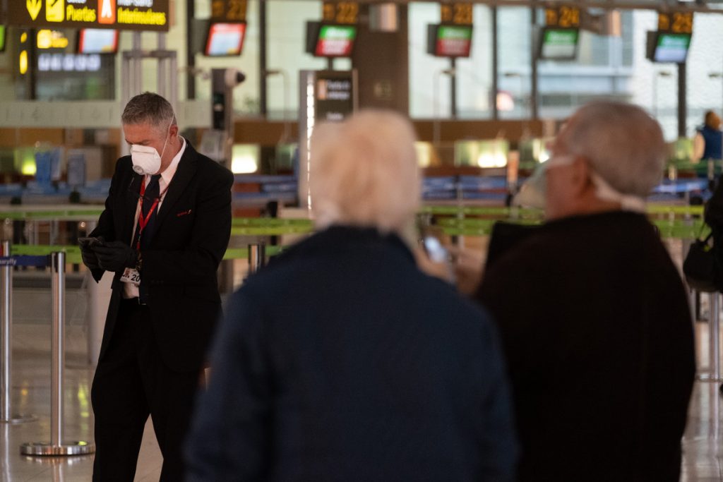 Dos viajeros en un aeropuerto tinerfeño. Fran Pallero