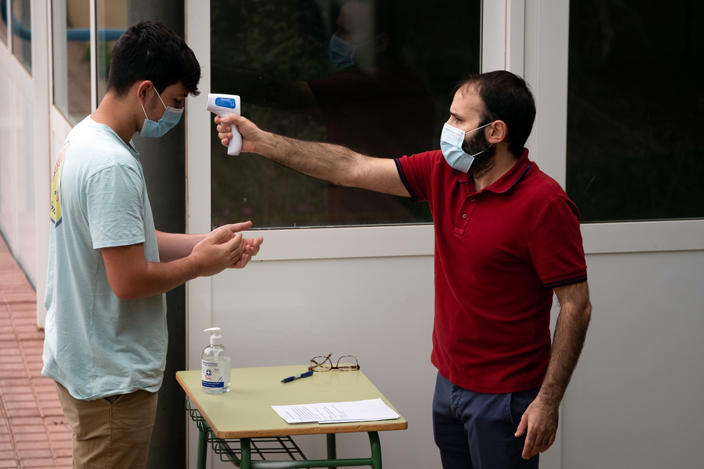 Un docente toma la temperatura a un estudiante antes de entrar al IES El Sobradillo. Fran Pallero
