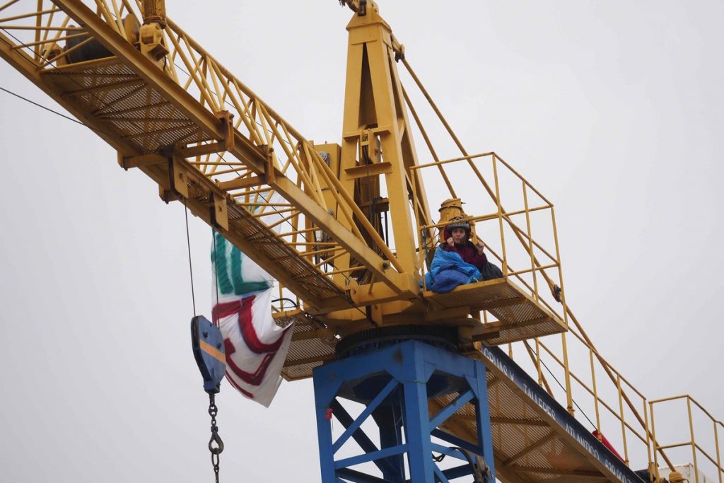 Dos activistas se mantenían ayer encaramados en lo alto de las plumas de dos grandes grúas de construcción y grupos de ecologistas se concentraron para alentarles SERGIO MÉNDEZ