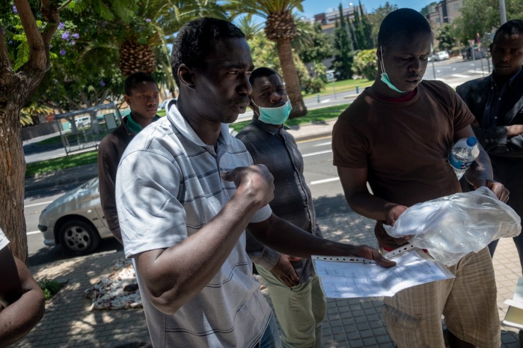 25 africanos, 'abandonados' a su suerte en una calle de Santa Cruz FRAN PALLERO