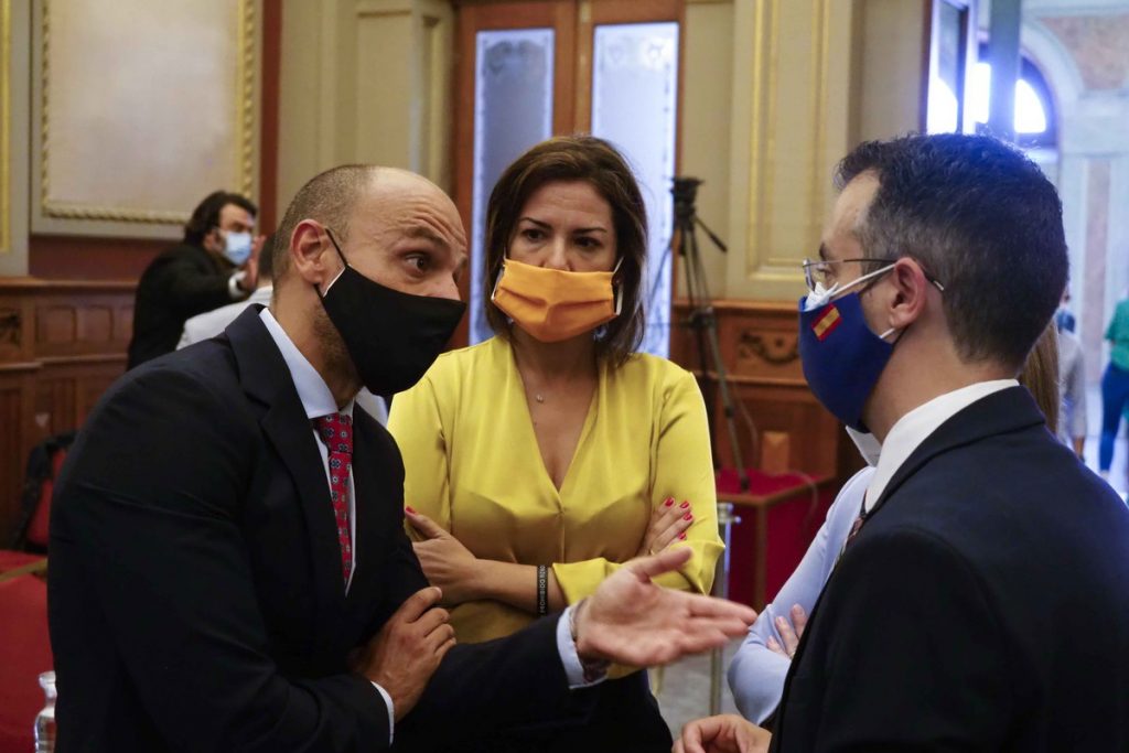 Alfonso Cabello (CC), Evelyn Alonso (Cs) y Carlos Tarife (PP) SERGIO MÉNDEZ