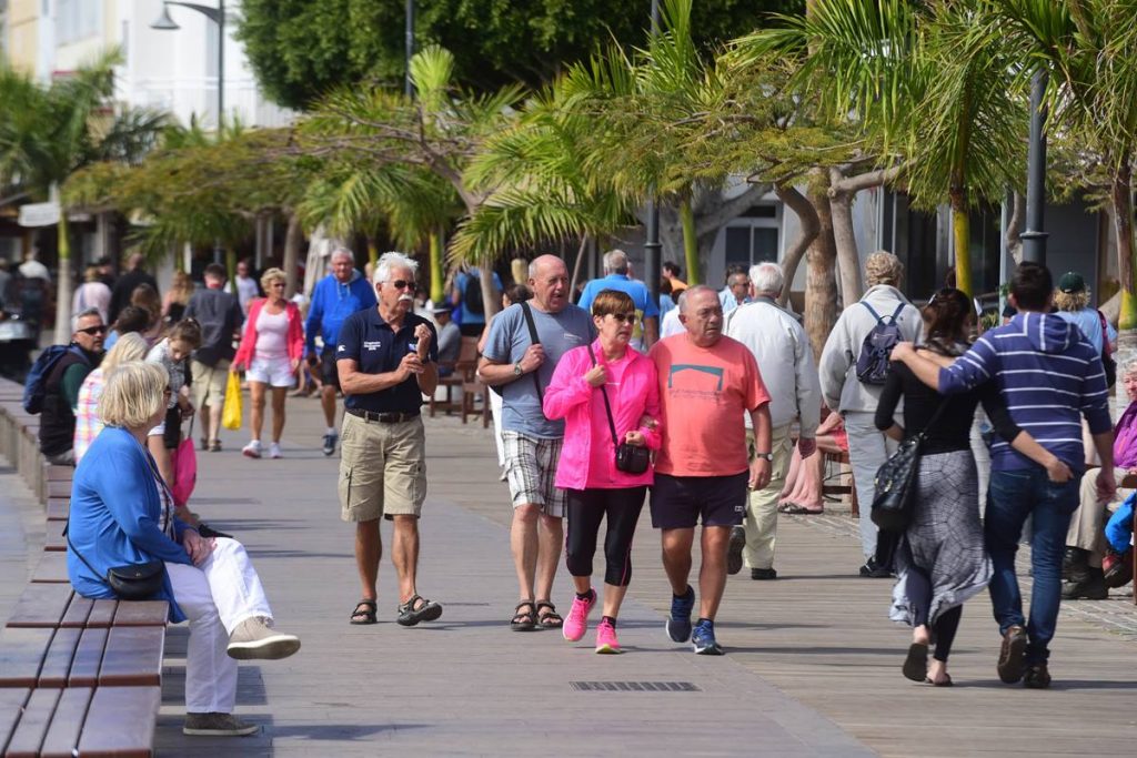 Turistas paseando, antes de la pandemia, en Los Cristianos (Arona). Sergio Méndez