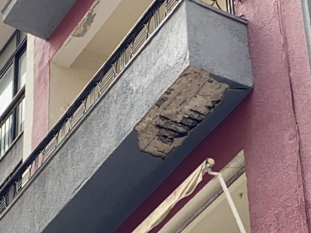 Caída de cascotes desde un balcón de la calle Castillo DA