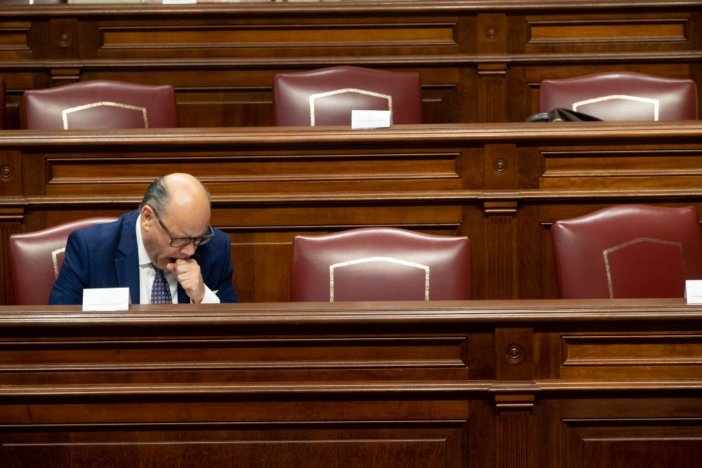 El secretario general de CC, José Miguel Barragán, durante la sesión de ayer en el Parlamento. Fran Pallero