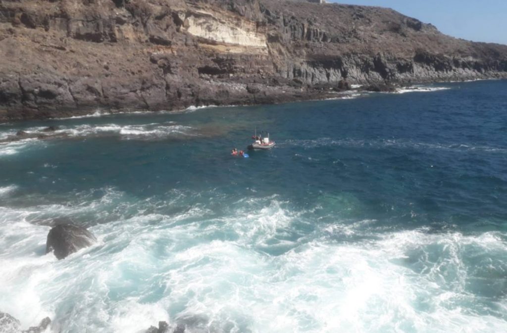 Rescate de los bañistas afectados. Bomberos Tenerife