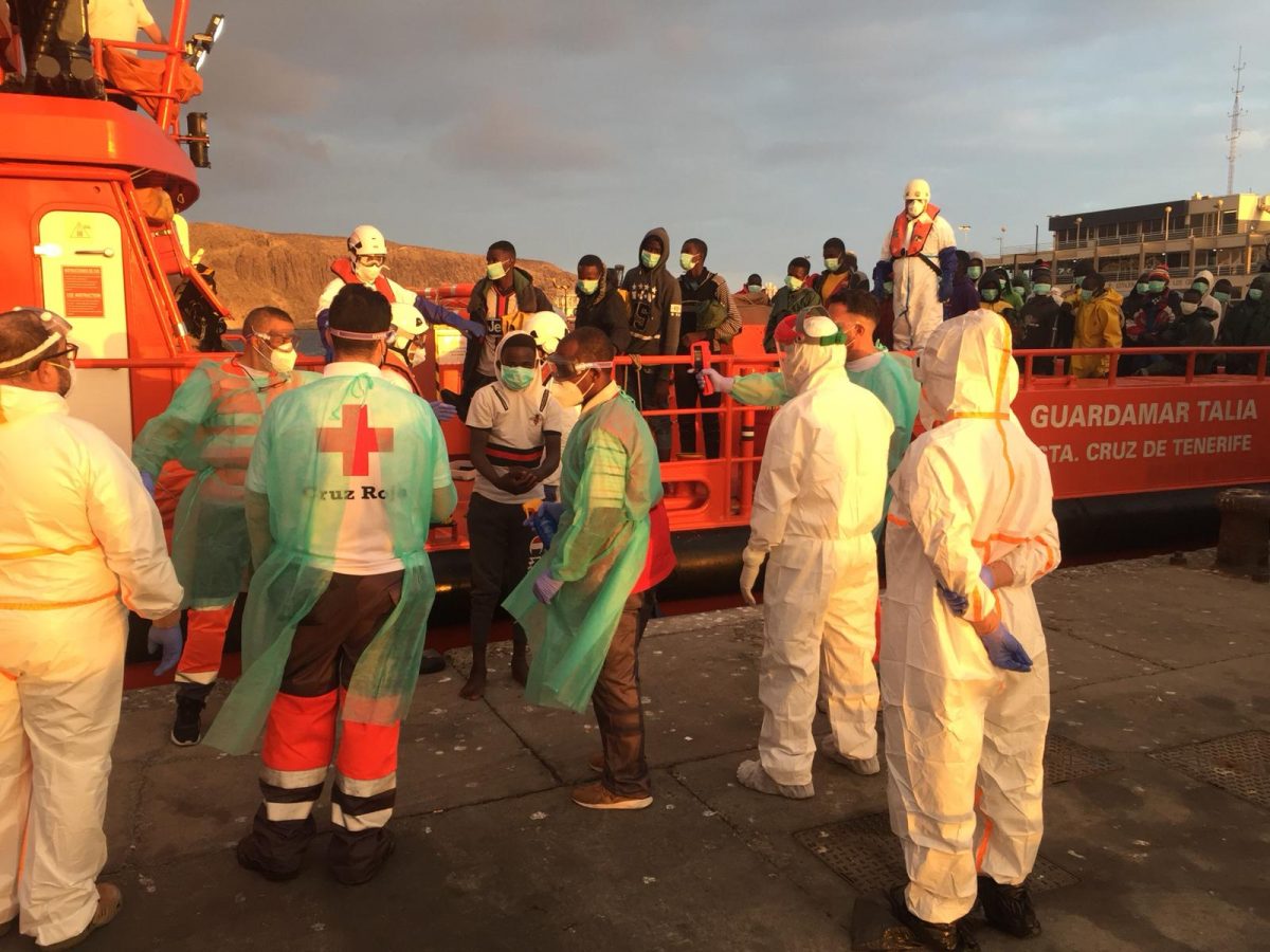Los ocupantes de la embarcación que llegó a Los Cristianos el pasado 30 de mayo. CRUZ ROJA TENERIFE