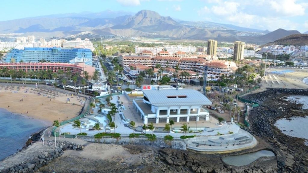 Imagen del edificio de Arstlife & shopping, entre las playas de El Camisón y Las Vistas, en Arona. Ahora.Plus
