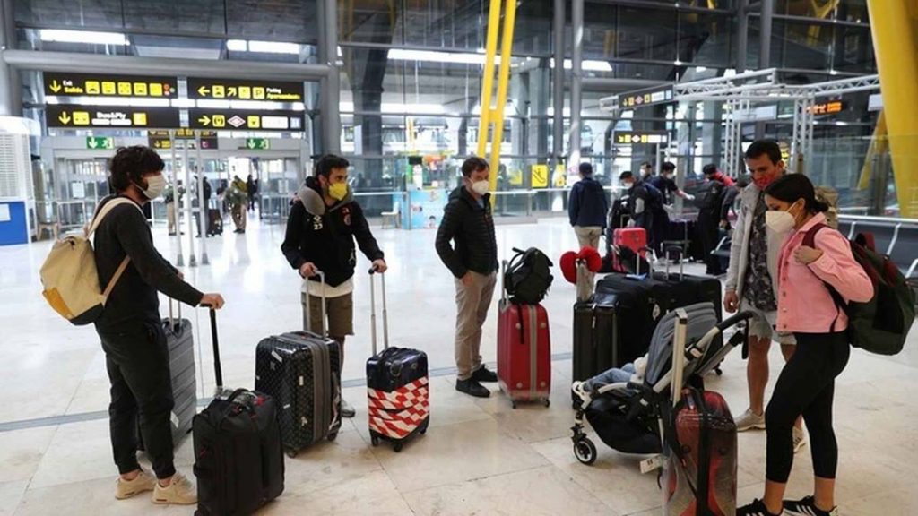 Imagen de varios pasajeros en el aeropuerto de Barajas, en Madrid. E. E.