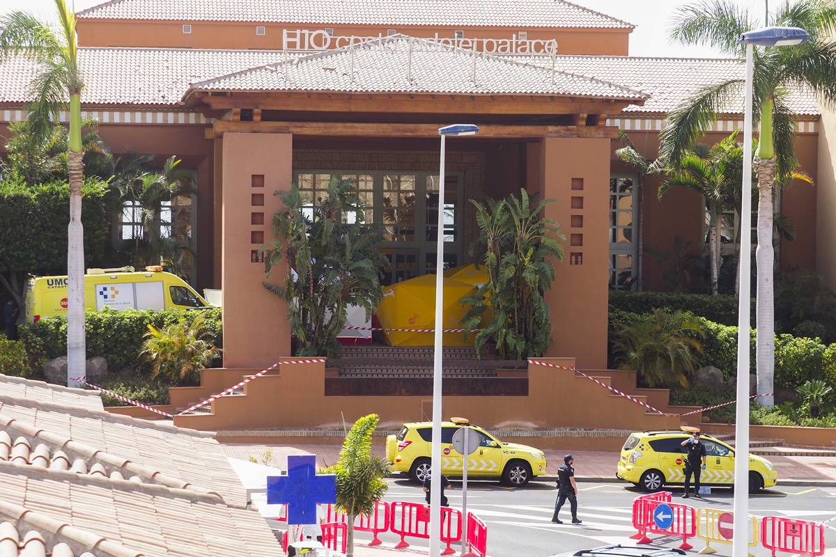 Fachada del Hotel H10 Costa Adeje Palace, que permaneció rodeado de un cordón de seguridad policial y sanitario durante 14 días. Sergio Méndez