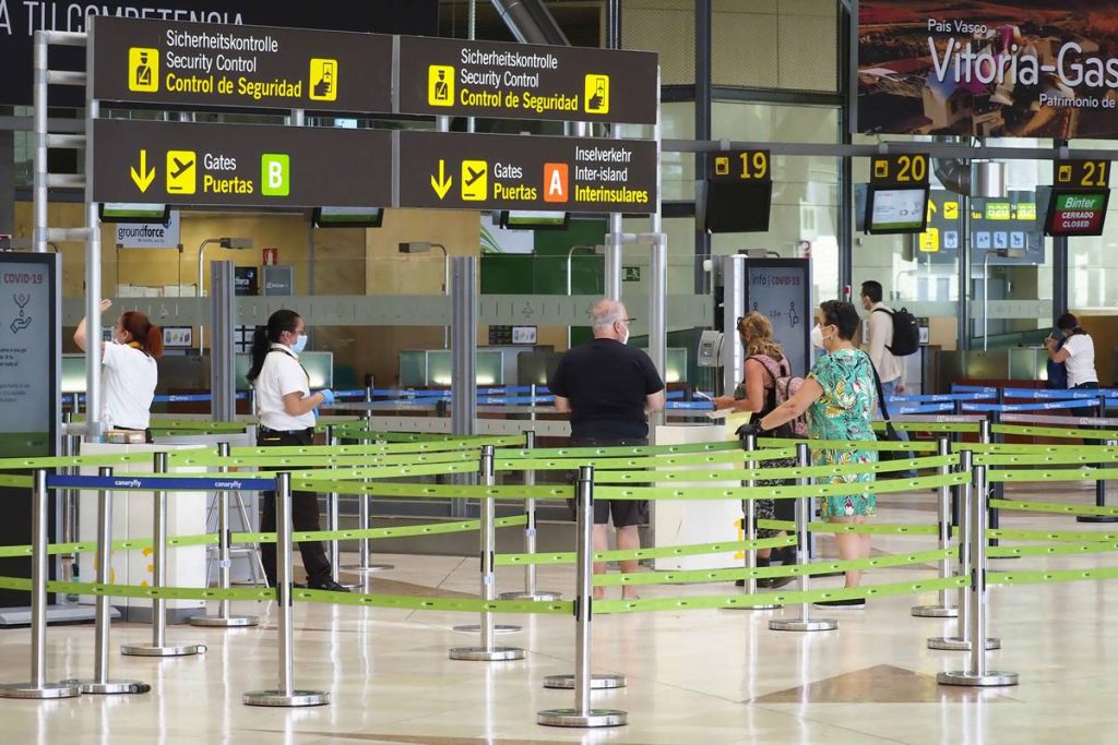 Ayer aún eran pocos los pasajeros que se podían ver en el Aeropuerto de Tenerife Norte-Ciudad de La Laguna. Sergio Méndez