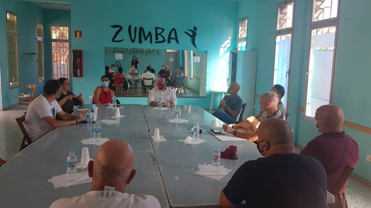 Momento de la reunión celebrada, ayer, en la sede de la asociación de vecinos de Azorín                 con varios concejales de Santa Cruz. DA