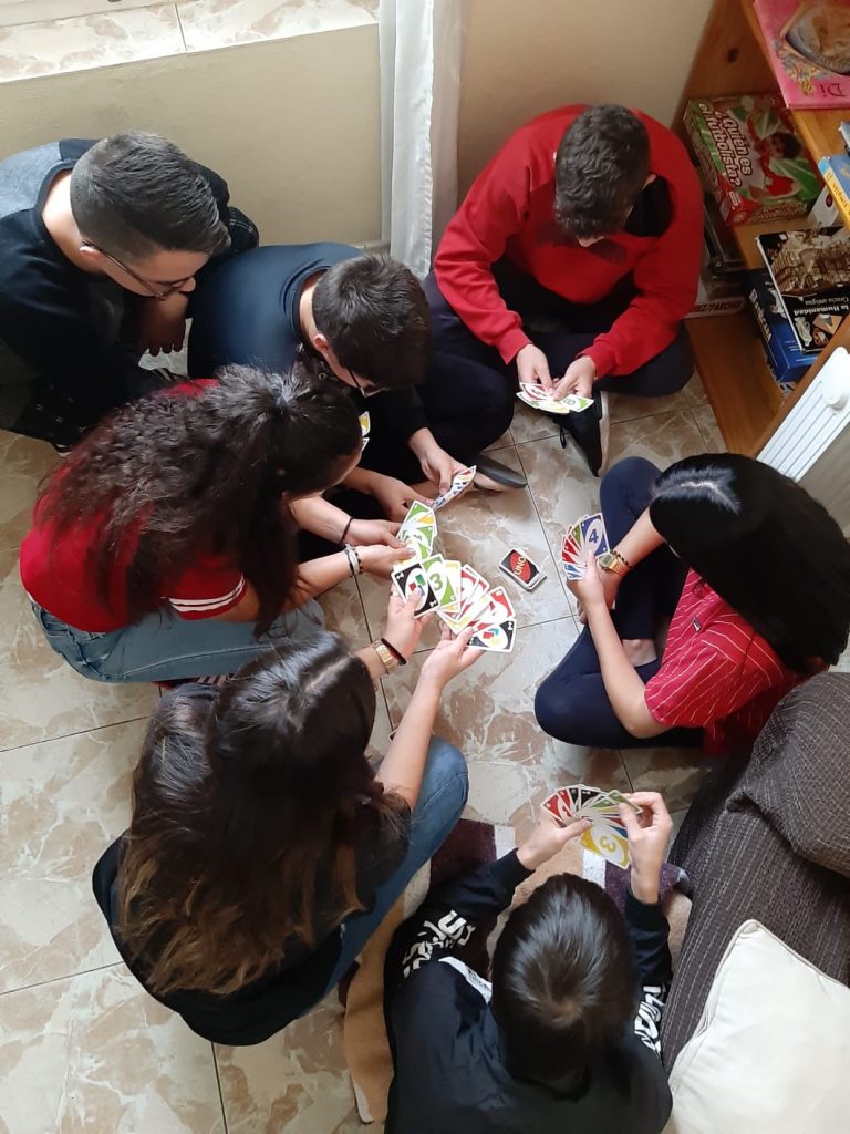 Un grupo de jóvenes tutelados juega a la cartas durante el confinamiento en el centro de acogida en el que residen. DA