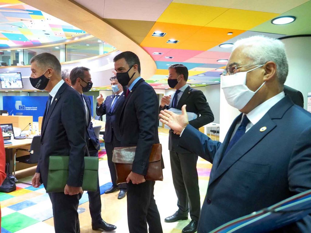 Pedro Sánchez, Mark Rutte y António Costa, durante la cumbre de este viernes UE