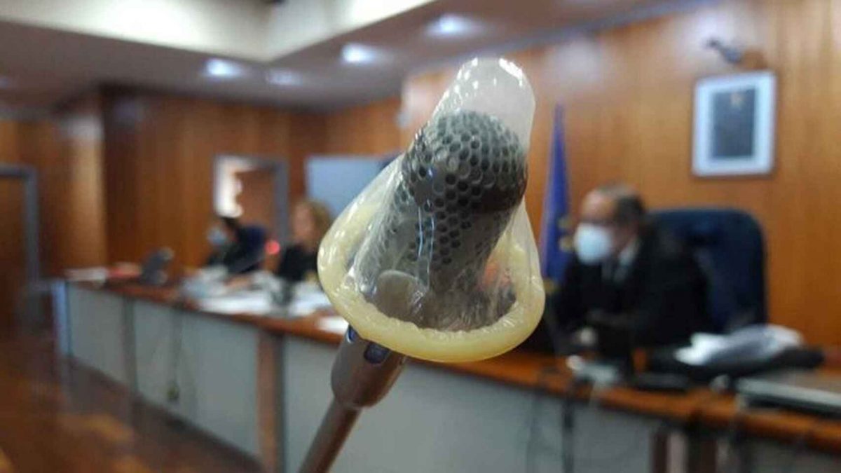 Le colocan un condón en el micrófono al fiscal del caso 'Scándalo' de Málaga.
