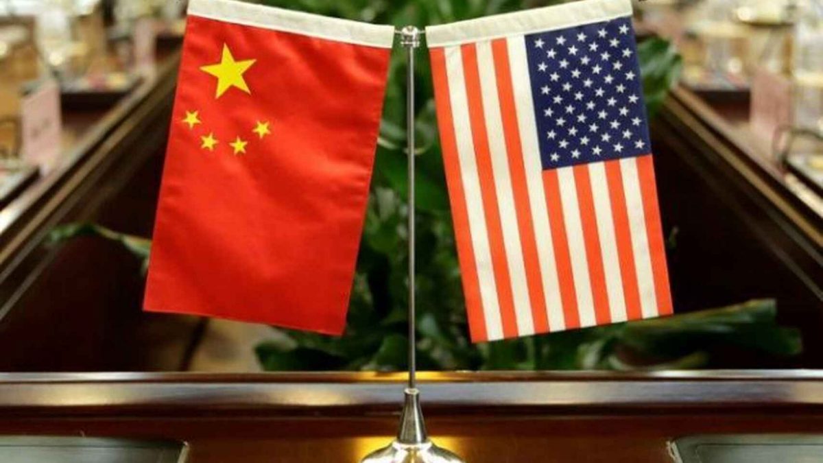 Las banderas de China y EEUU en una imagen de archivo.