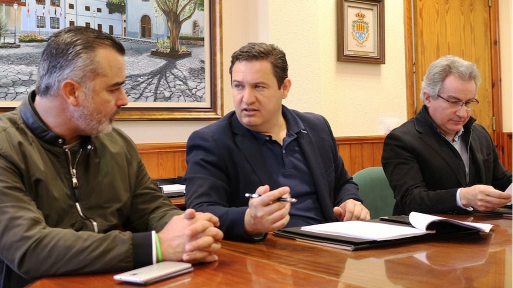 José Julián Mena (centro) y Luis García (izquierda), principales actores en la crisis municipal. DA