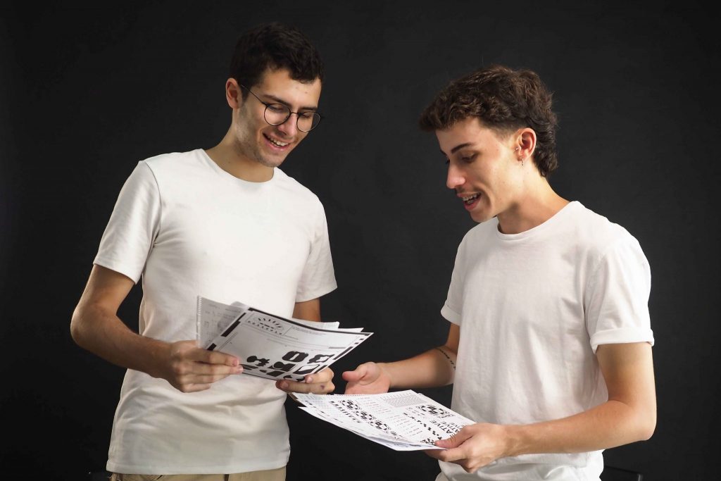 Héctor Mangas y David Ujja son los creadores de ‘00110010’, una plataforma que permite a los artistas medir su evolución técnica en un proceso de dos años. FOTO: Sergio Méndez