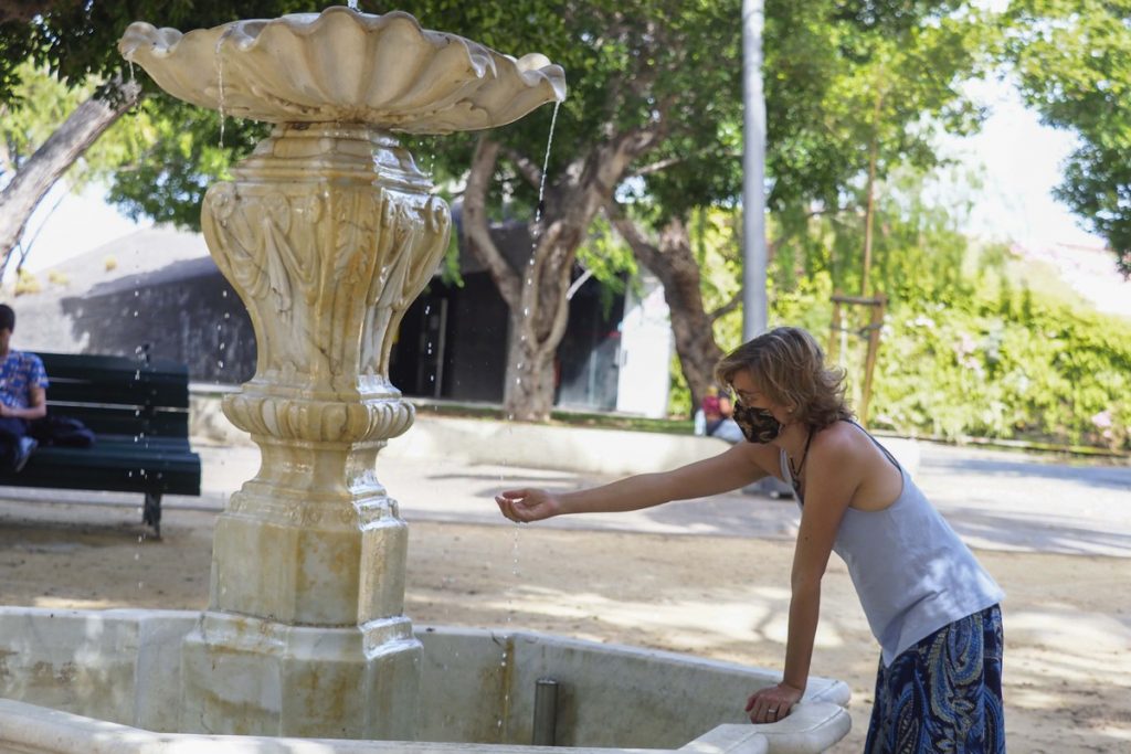 Una mujer se refresca en una fuente de Santa Cruz de Tenerife